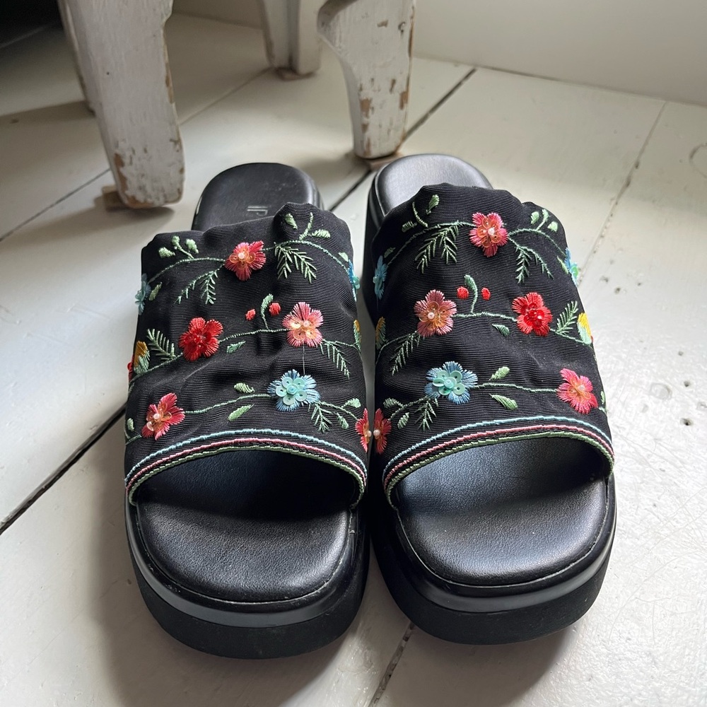 Embroidered Black Floral Slide Sandals - Women 7.5